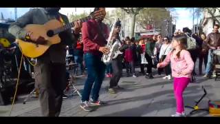 Niña bailando La cumbia cienaguera en Barcelona y la gente se vuelve eufórica [upl. by Ecinnahs414]