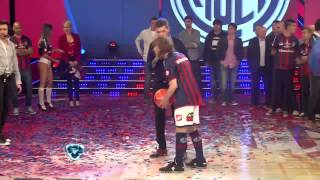 Showmatch 2014  Imperdible un jugador se ganó un auto y otro se levantó una bailarina [upl. by Adelheid]