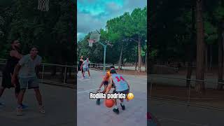 Rodilla podrida con los reales movimientos 🔥😳 basketball basquetbolista foryou humor basquet [upl. by Yrram]