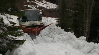 Unimogdéneigement de la route des Nants [upl. by Karissa172]