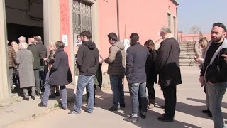 Firenze primarie del Pd in coda per votare [upl. by Nallac964]