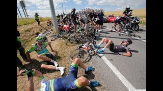 Tour de Catalogne  Une chute massive a laissé Bardet et Barguil à terre La caída [upl. by Pierette]