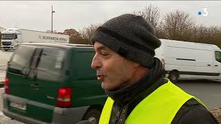 Poitiers  réactions des Gilets Jaunes au moratoire sur la hausse des taxes pour le carburant [upl. by Madigan]