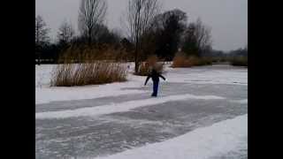 Glenn oefent overstap pootje over bij schaatsen in quot8 vormquot [upl. by Darrick]