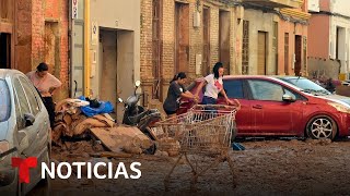 Residentes de Utiel España limpian el desastre causado por las inundaciones  Noticias Telemundo [upl. by Bala305]