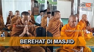 Tular sami berehat dalam masjid di Hari Wesak di Indonesia [upl. by Fosdick]