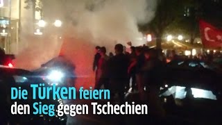 Türken feiern in Düsseldorf Sieg gegen Tschechien [upl. by Michaud]