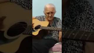 Vó creusa louvando ao Senhor hino 467 da Harpa Cristã Sobre as ondas do mar [upl. by Gilmore]