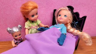 Little Elsa is sick  Elsa amp Anna toddlers  bedtime stories  cough  sore throat [upl. by Flatto722]