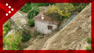 Alluvione in Emilia Romagna frana incombe su una casa a Casola Valsenio [upl. by Gahan762]