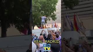 Aficionado del Real Madrid se lanza de espaldas celebrando la 15ª Champions League del Real Madrid [upl. by Iad]