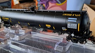 RETRO REVIEW ATHEARN GENESIS 33K LPG TANK CAR [upl. by Annaegroeg179]