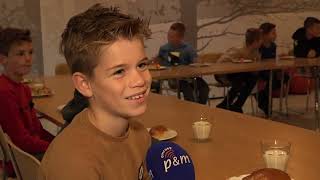 Burgemeester Vostermans ontbijt met kinderen van Beringse school [upl. by Aniham]