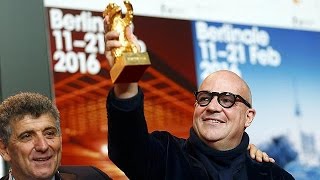 Cinema Berlinale Orso doro a Gianfranco Rosi per quotFuocoammarequot [upl. by Agnot211]