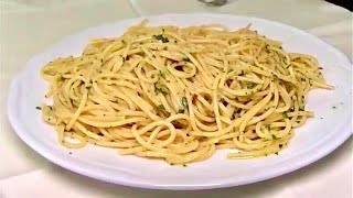 Spaghetti Aglio Olio e Peperoncino  RICETTA ORIGINALE [upl. by Vasiliki]