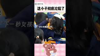 当女孩撩起来头发，事情就不简单了！幼儿园 校园生活 [upl. by Newell]