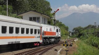 Kereta Pasundan dan Kereta Serayu Bersilang di Stasiun Cibatu Garut [upl. by Ahsirt57]