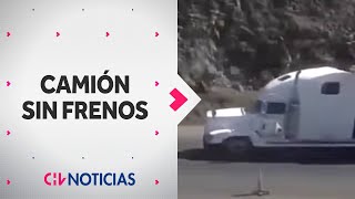 Impactante registro muestra accidente de camión sin frenos en Arica  CHV Noticias [upl. by Aizek]