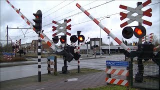 Spoorwegovergang Deurne  Dutch railroad crossing [upl. by Viafore]