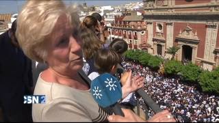 Una familia coreana en la Semana Santa de Sevilla [upl. by Wadell914]