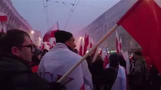 SZALONA BABCIA NA MARSZU W BALKONIE  Marsz Niepodległości Warszawa  March of Independence Warsaw [upl. by Garvy]