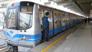 台北捷運C381型1526 乗務員の扉扱いと共に淡水線・奇岩 [upl. by Ahsital]