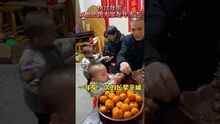 孖宝世界 开了一天的车，终于到家啦，回来家里宾客盈门，看2岁宝宝如何招待这些长辈亲人？过年 带娃 性格 基因 双胞胎 生活 家庭 育儿 [upl. by Daph]