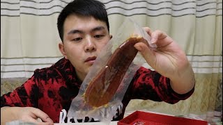 一个美食博主晚上起来找不到吃的，打开粉丝送的乌鱼子完全不会吃【vlog】 [upl. by Reyna95]