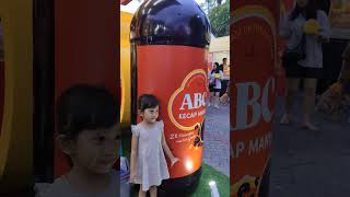 Azzahra foto dengan BOTOL KECAP RAKSASA 🤓 funny surabaya pekanraya festival shortvideo [upl. by Firahs391]