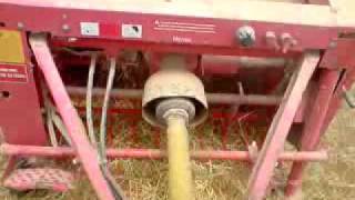 pressage avec Round Baller Welger et tracteur IH 946 dans paille [upl. by Elpmet]