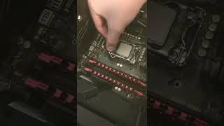 Replacing the thermal paste on cpu [upl. by Notgnihsaw]