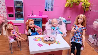 Play doh fun  Elsa amp Anna toddlers  Barbie dolls  Chelsea  pretend food [upl. by Calabresi]