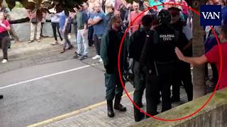 Referéndum Cataluña Guardia Civil y Mossos se encaran en un punto de votación [upl. by Emery]