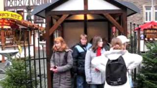 volksfreundtv Kinder schmücken Bäume auf dem Weihnachtsmarkt BernkastelKues [upl. by Swamy866]