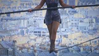 En équilibre sur un fil cette funambule traverse Montmartre [upl. by Monahon]