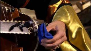 Hurdygurdy DVD Applying cotton to the strings Der Fuggerin Tanz [upl. by Antonella]