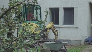 Bagger beschädigt Gasleitung vor Wohnhaus in der Bonner Weststadt am 27102014 [upl. by Irakab]