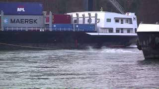 Gütermotorschiff auf dem Rhein festgefahren [upl. by Trey176]