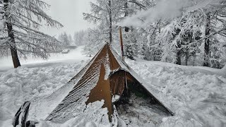 Sommerso dalla neve Notte in tenda con stufa a legna [upl. by Llebana]