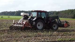 Groenbemester zaaien in Nijemirdum met een Valtra N121 en een Zocon Z300 zaaimachine [upl. by Annair]