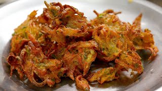 कुरकुरीत कांदा भजी  Crispy Kanda Bhaji  Onion Pakoda  Maharashtrian Recipes [upl. by Dnalyar593]