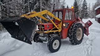 MF 135 with snowblower traktorsnöslunga [upl. by Nomrah241]