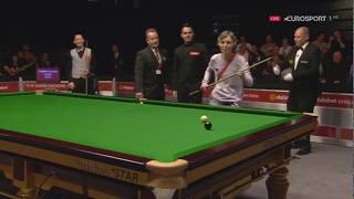 A Lady Streaker Comes Out Of The Crowd amp Plays Ronnies Last Black  English Open Snooker 2017 [upl. by Esirec]