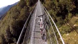 Nuovo ponte tibetano lungo la quotStrada del Requot  Valli del Pasubio Piccole Dolomiti [upl. by Cordell]