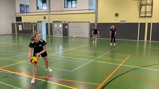 Leren training geven in de sport warming up oefening Slaan op de bal [upl. by Brocklin452]