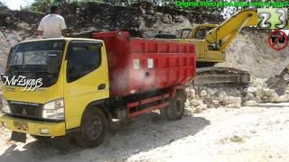 Excavator PC200 Komatsu loading Mitsubishi Fuso Canter HD 125PS [upl. by Elokkin792]