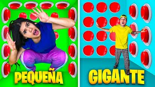 CAJA PEQUEÑA VS GIGANTE con 100 BOTONES MISTERIOSOS SOLO 1 PARA ESCAPAR [upl. by Iuqcaj]