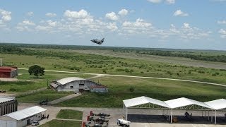 A4 AR Fightinghawk  rasante sobre hangaretes  Fuerza Aerea Argentina  Aeropuerto Resistencia [upl. by Nunnery]