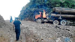 Kapit Lori balak cuba mendaki bukit [upl. by Eniamsaj]