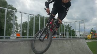 JAK NAJŁATWIEJ ZJECHAĆ Z PIONOWEJ RAMPY NA SKATEPARKU [upl. by Narad135]